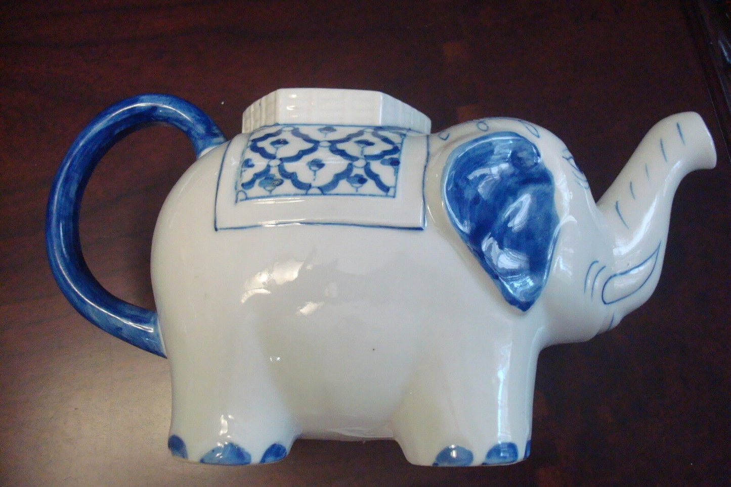 Elephant teapot made in Thailand, blue and white original and rare [TP9]