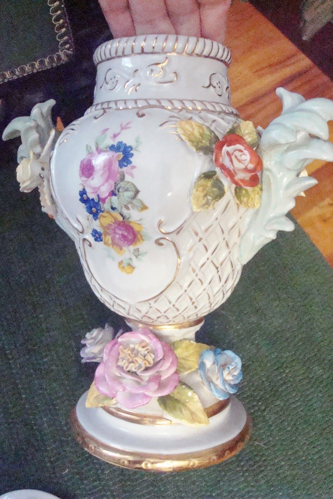 VOLKSTEDT - GREINER & HOLZAPFEL VOLKSTEDT mark, covered urn