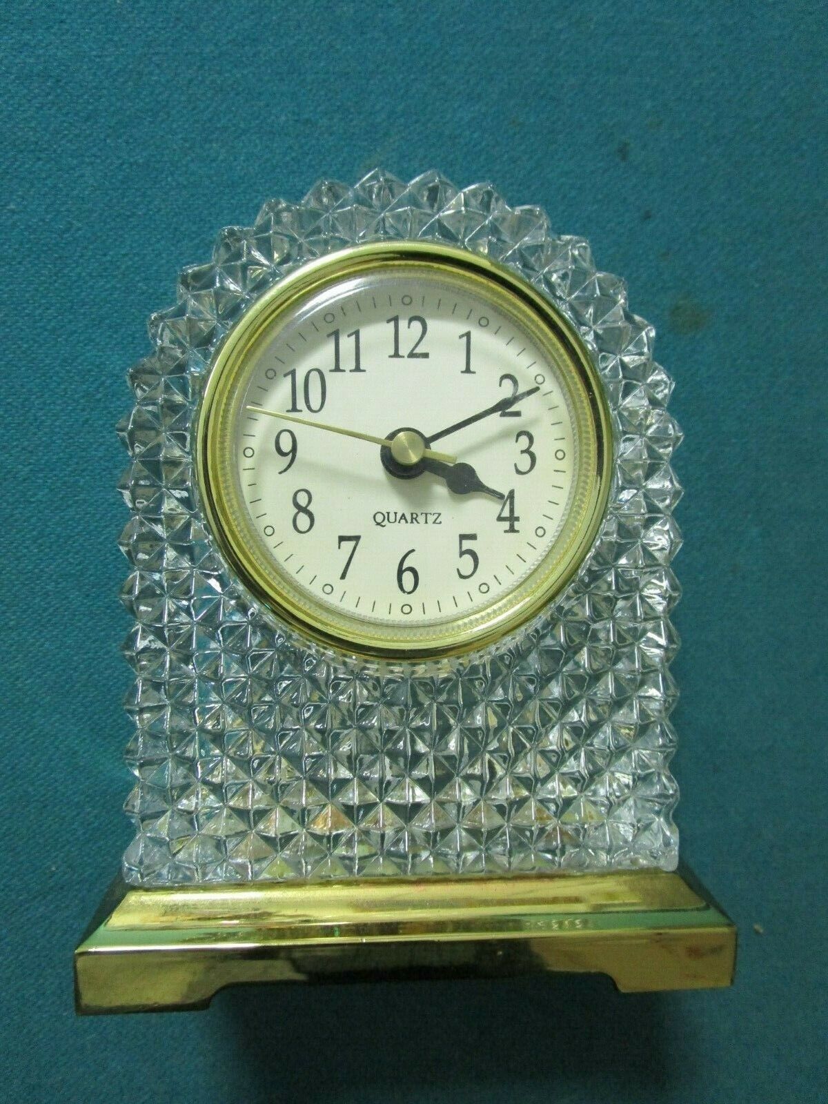 1940-1950's PRESSED GLASS CLOCK TRAVEL SIZE RIDGE AND DIAMOND PATTERN BRASS BASE