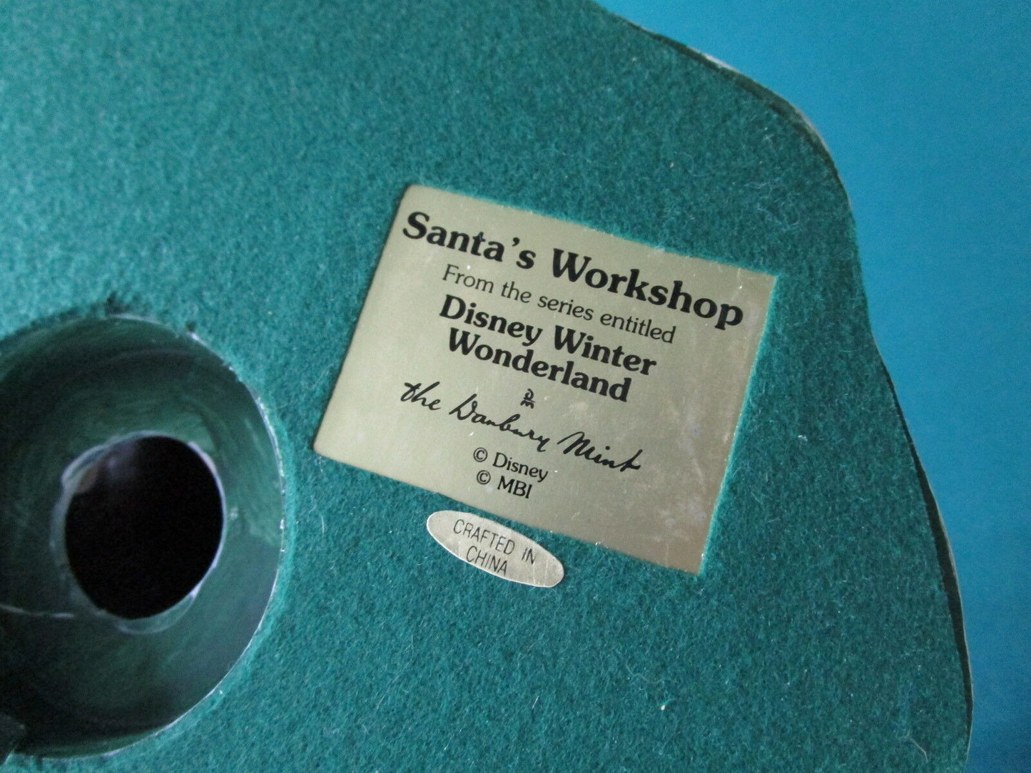 WINTER WONDERLAND Santa’s Workshop by Danbury Mint & Disney, lighted scape, NIB