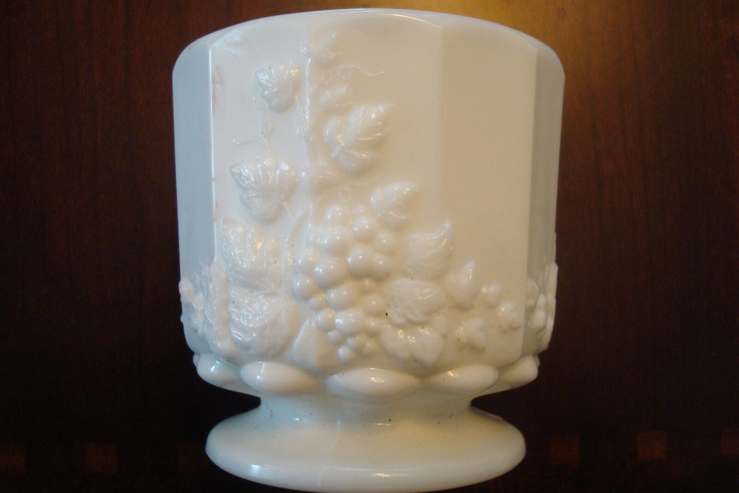 Westmoreland milk glass  lidded footed candy dish Grapes desing pattern [MILKGLA