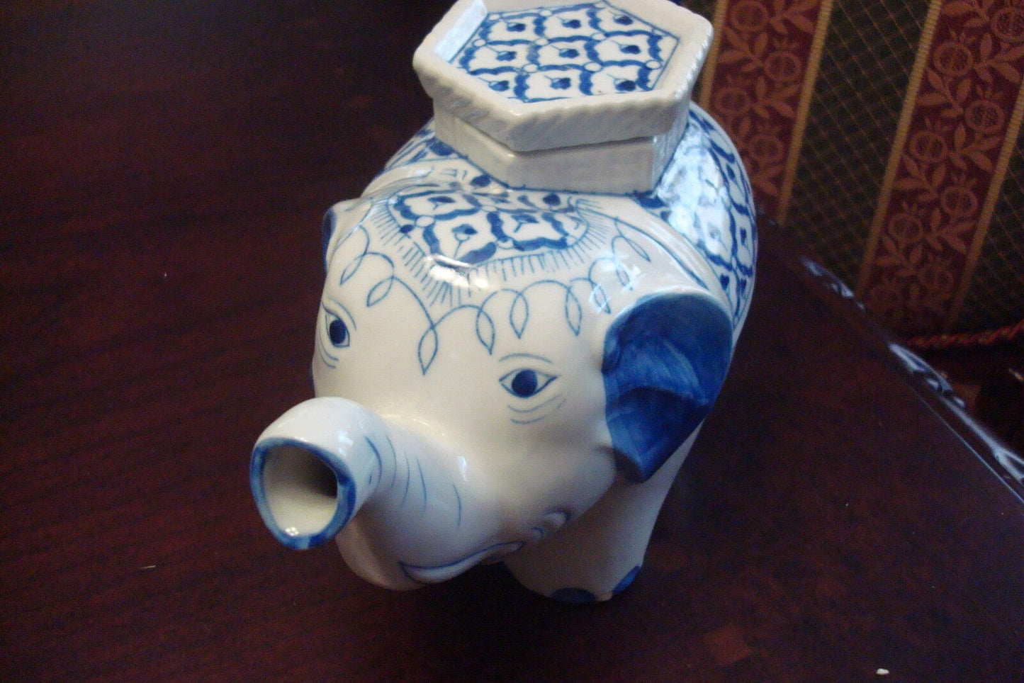 Elephant teapot made in Thailand, blue and white original and rare [TP9]