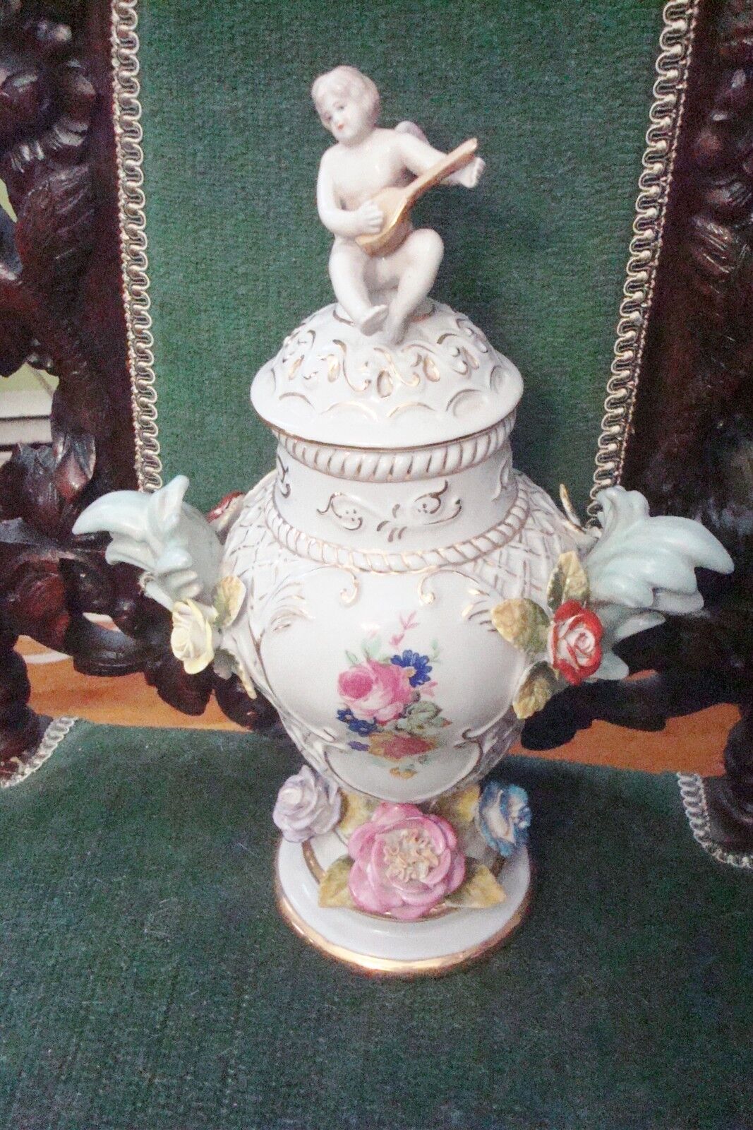 VOLKSTEDT - GREINER & HOLZAPFEL VOLKSTEDT mark, covered urn