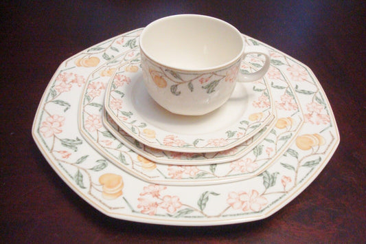 Wedgwood Carmel Octagonal,Yellow Fruit,Peach Flowers 5 Piece Place Setting ORIGI