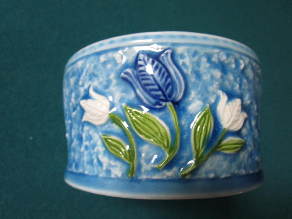 W. Rice Japan turquoise covered trinket, rose on top, round [95B]