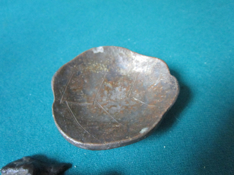 CHINESE BRONZE FROG ON CERAMIC LEAF 2 X 3" PAPERWEIGHT