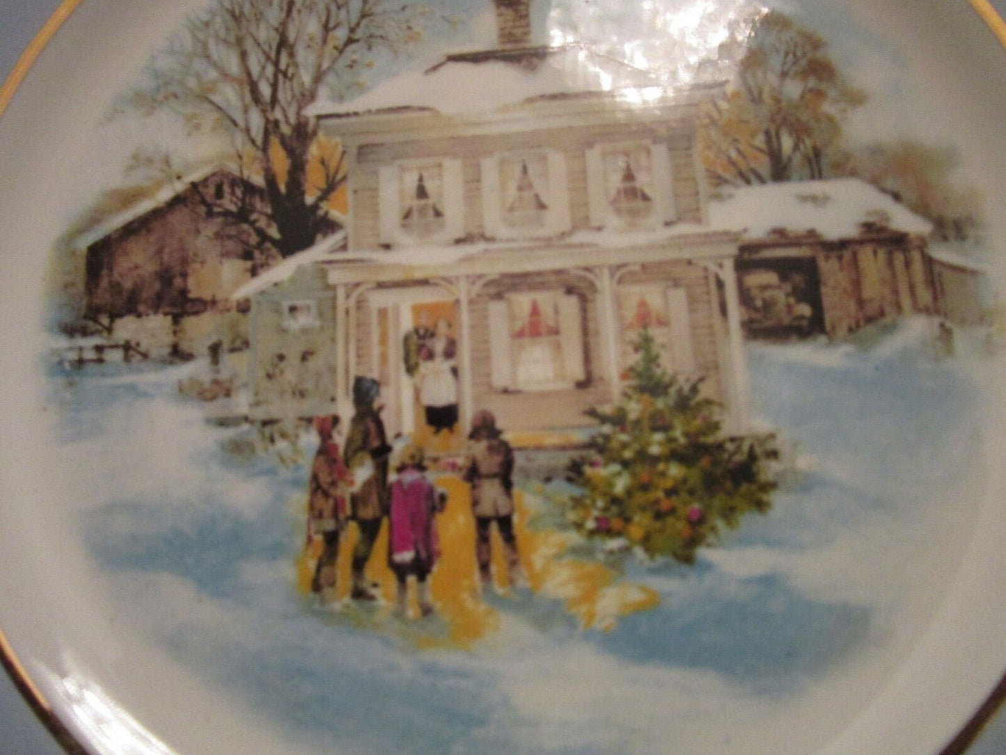 WEDGWOOD COLLECTOR PLATE FOR AVON CAROLERS IN THE SNOW NIB 8"