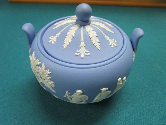 WEDGWOOD BLUE JASPERWARE COVERED SUGAR 2 HANDLES 4 X 4 1/2"  [*DINO]