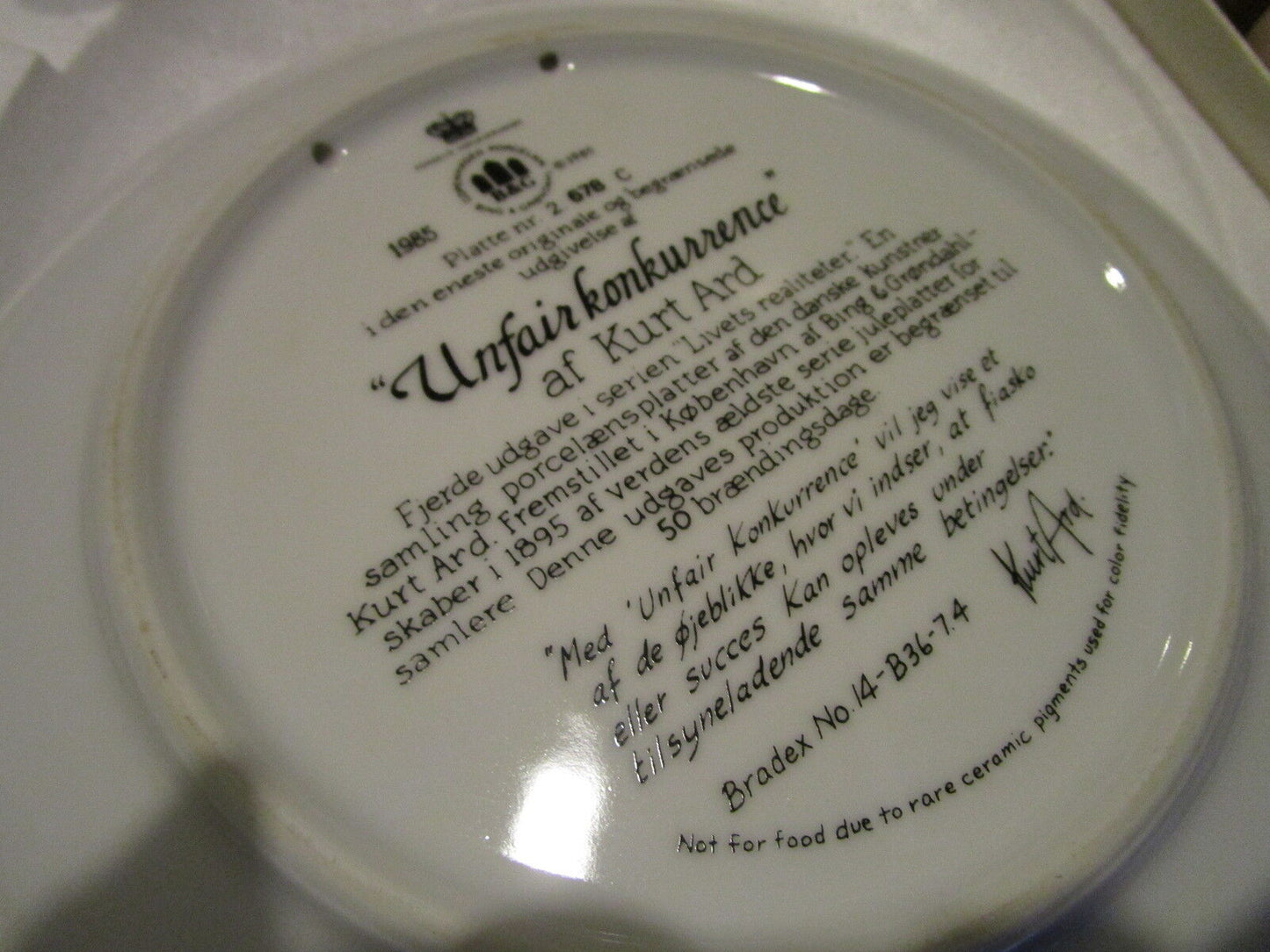 "Unfair Konkurrence" collector plate by Kurt Ard, NIB 8 " diam [am9]