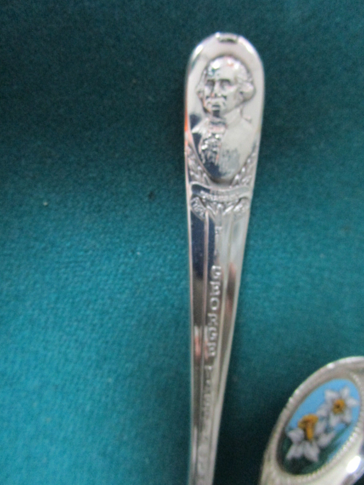 28 COLLECTOR SPOONS EUROPEAN AND AMERICAN COLLECTIBLE AND SOUVENIR