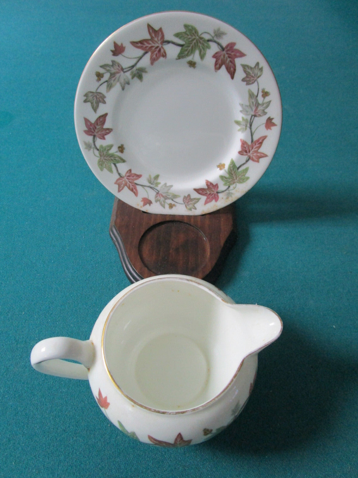 WEDGWOOD ENGLAND CREAMER AND PLATE IN STAND