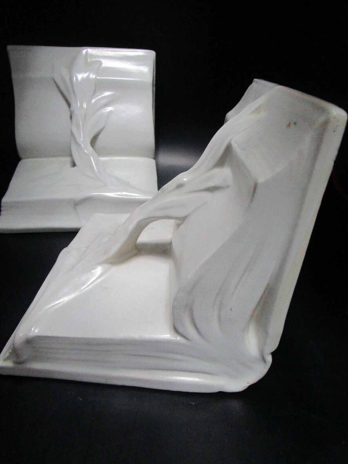 ROSEVILLE VELMOSS 1930S BOOKENDS WHITE