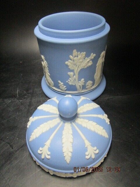 WEDGWOOD BLUE JASPERWARE COVERED TRINKET POT 5.50 IN [140A]