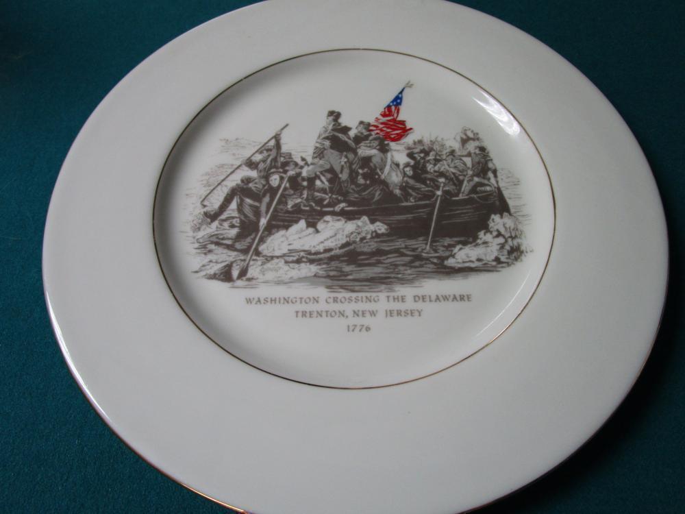 2 HISTORICAL PLATES "WASHINGTON CROSSING THE DELAWARE" & "THE TRIUMPHAL ARCH"