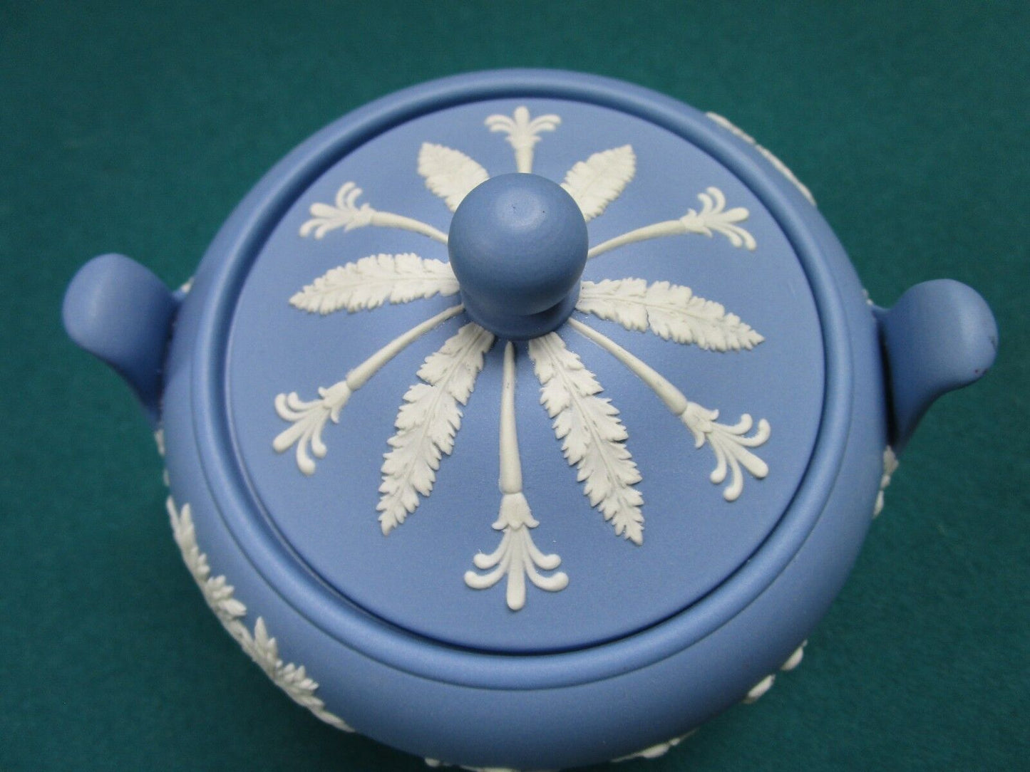 WEDGWOOD BLUE JASPERWARE COVERED SUGAR 2 HANDLES 4 X 4 1/2"  [*DINO]