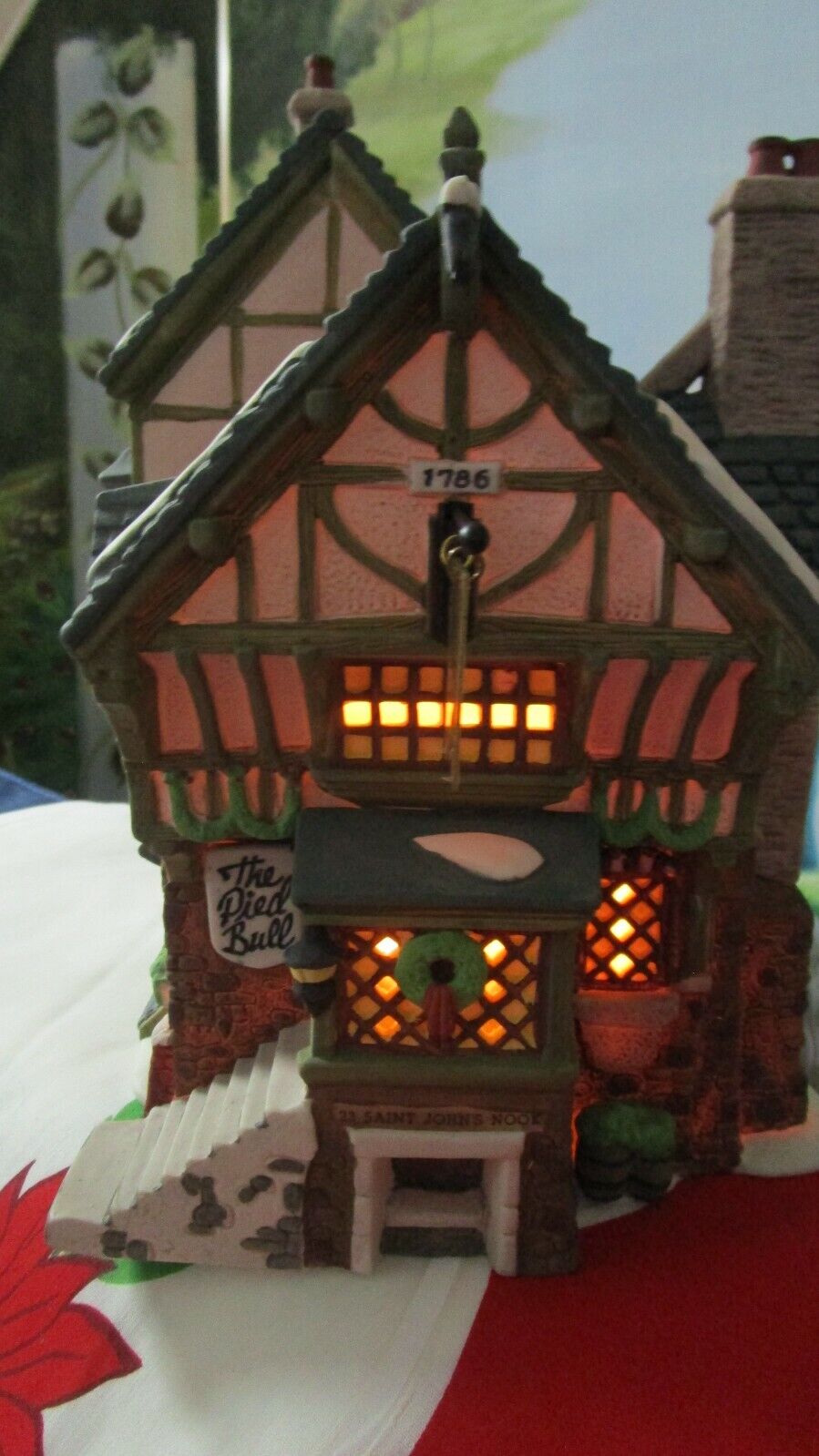 THE PIED BULL INN 1993 DICKENS' VILLAGE SHOWROOM MODEL ORIGINAL LIGHTED HOUSE