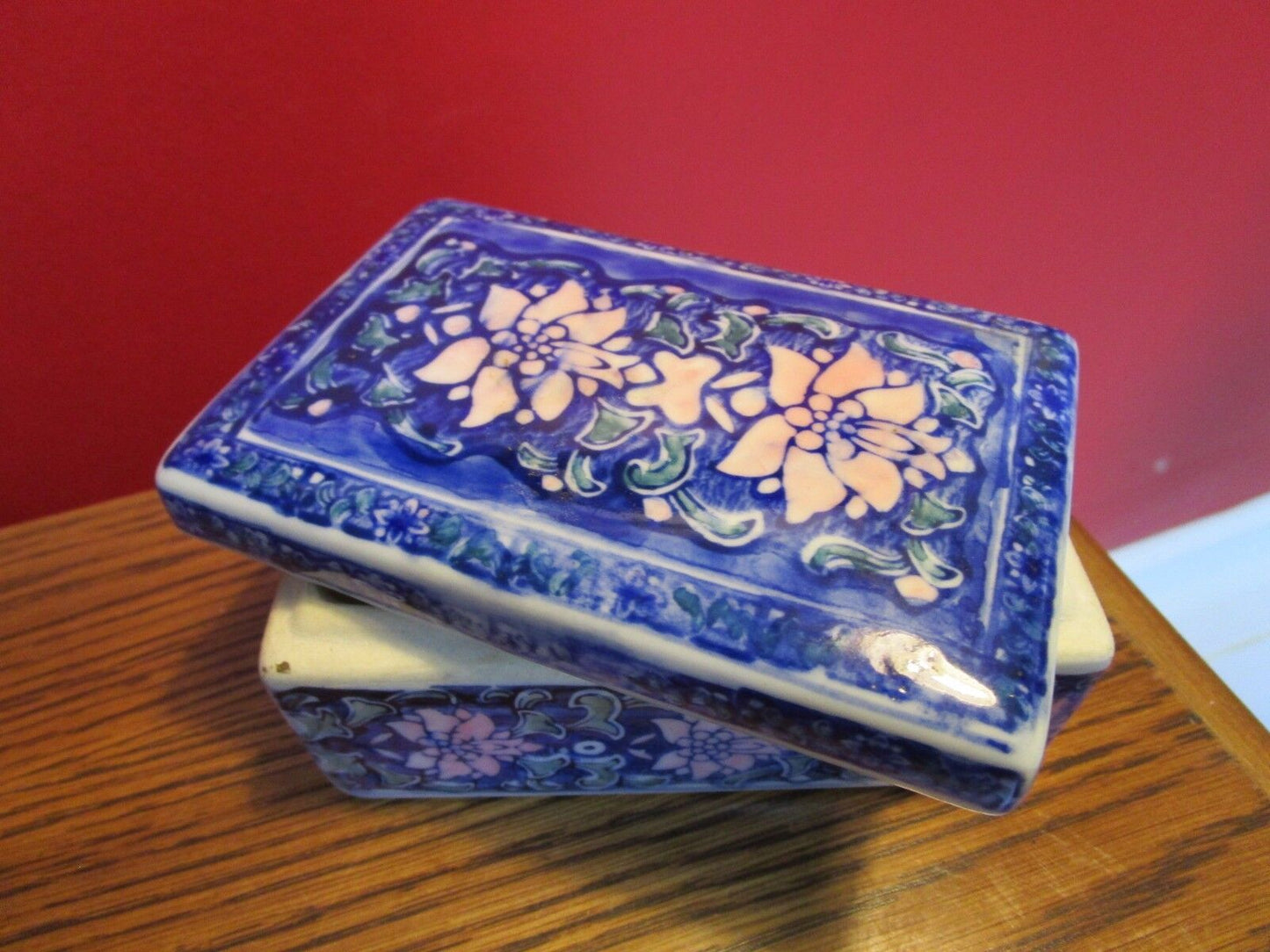 VINTAGE CHINESE JEWELRY/TRINKET BOX, FLORAL BLUE [*91]