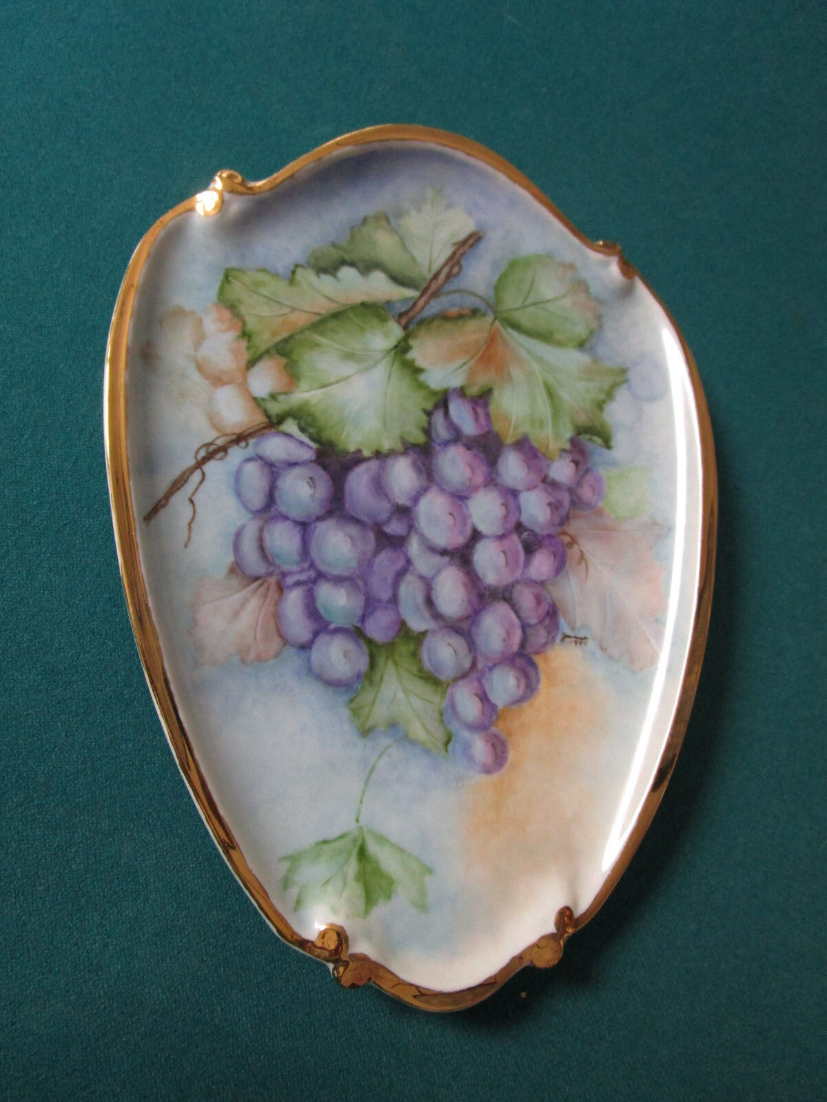 VINTAGE GERMAN  BLUE GRAPES VANITY TRAY WALL PLAQUE 10 X 7 1/2" [#170k]