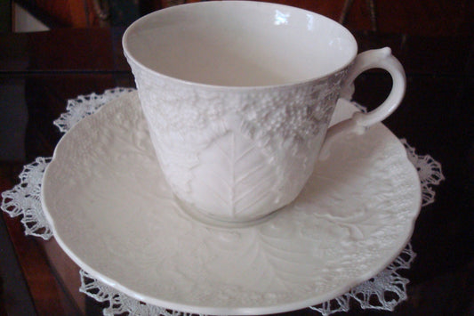 Old “Wedgwood” ENGLAND EMBOSSED white set of 7 coffee cups and saucers RARE[20E]