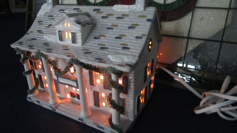 SNOW VILLAGE DICKENS CUMBERLAND LIGHTED HOUSE SHOWROOM MODEL 8 X 9 1/2"