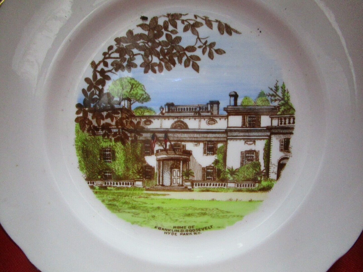 Hyde Park NY historical collector plate home of F.D Roosevelt 8 1/4"