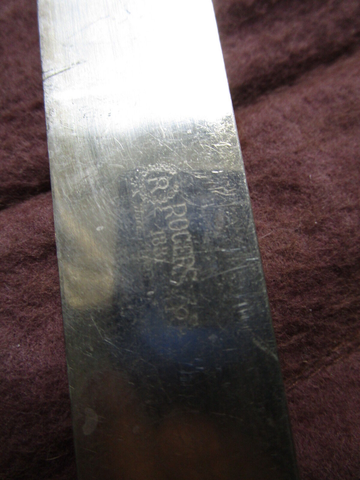 Vintage 6 Rogers 1881 silverplate knives in velvet cover