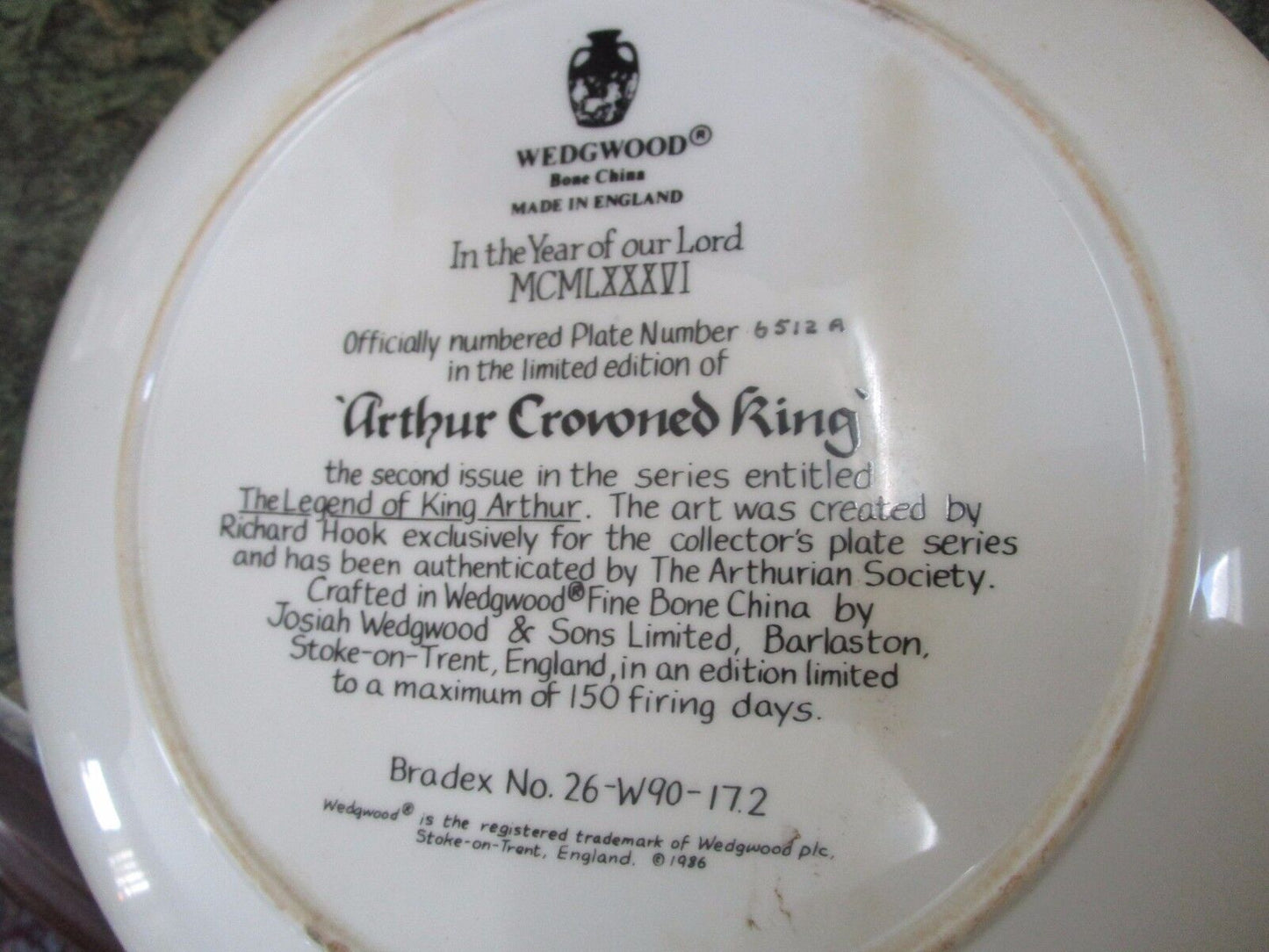 WEDGWOOD COLLECTOR PLATE "ARTHUR CORONED KING" SIGNED