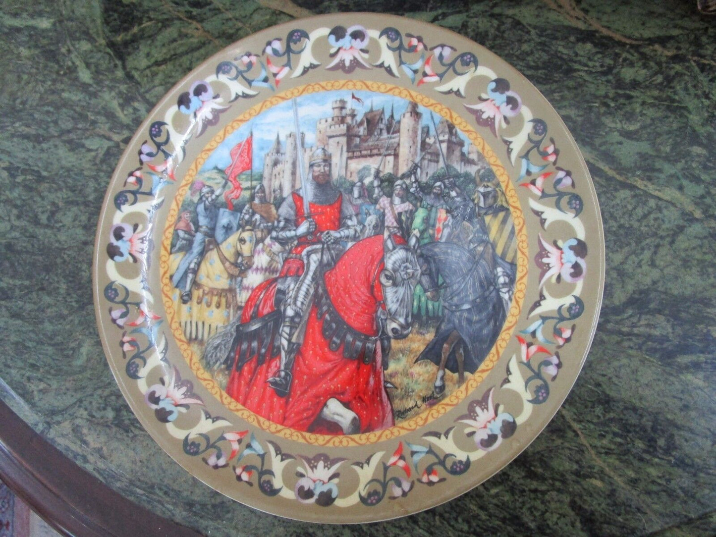 WEDGWOOD COLLECTOR PLATE "THE KNIGHTS OF THE ROUND TABLE" SIGNED RICHARD HOOK