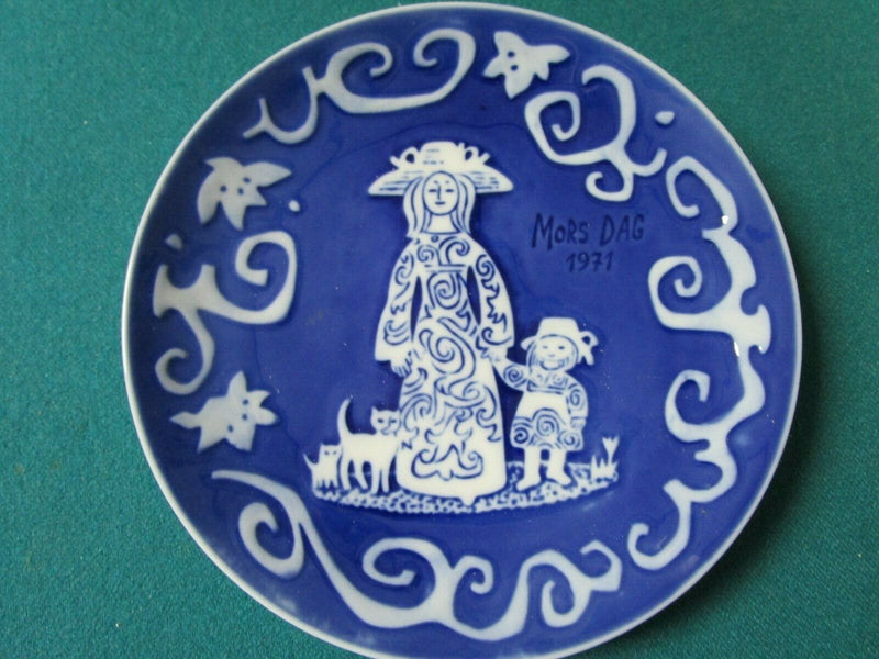 Royal Copenhagen Collector Plate Signed  Mothers Day 1971/1972  6" Pick 1