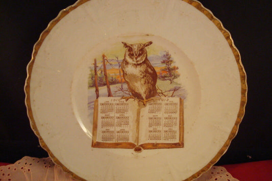 Unmarked Calendar plate 1912, molded, gold rim, Owl.