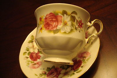 Queens Anne  cup and saucer made in England, roses and more roses ORIG [170F]